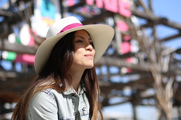 The floppy hat, the  «so» feminine woman hat